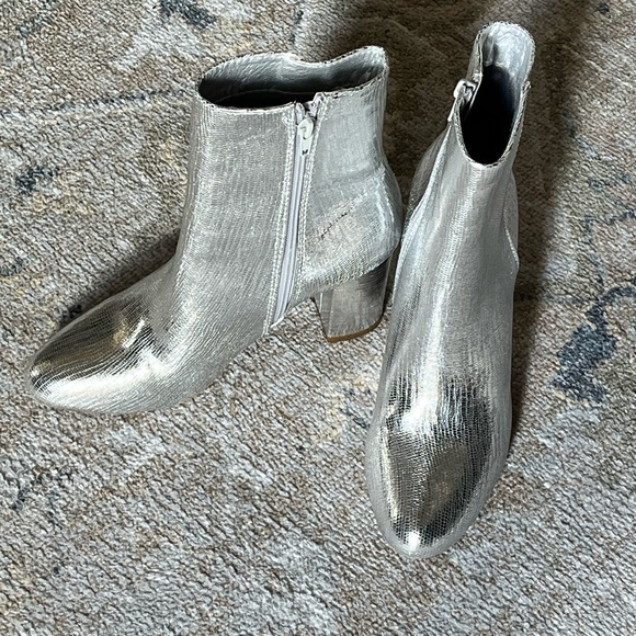 Camel Toes Silver Colored Boot in Size 7 - Picture 2 of 12
